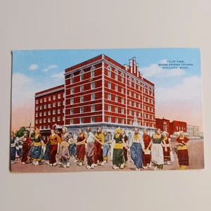 Postcard Tulip Time Warm Friends Tavern, Holland, Michigan Unposted Linen - Picture 1 of 6