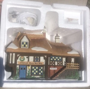 DEPT 56 DICKENS VILLAGE SERIE ALDEBURGH SPIELUHR SHOP - Bild 1 von 6