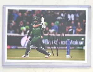 BABAR AZAM CRICKET SIGNED IN PERSON 10 x 15cm PHOTO COA "BUY GENUINE" PAKISTAN - Foto 1 di 2