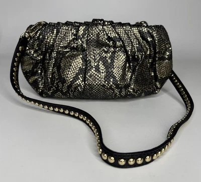 Bolso sin asas Diane Von Fürstenberg piel de serpiente marco en relieve con correa de cuero tachonada Foto 1 de 4