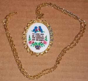 VINTAGE GOLD TONE NECKLACE WITH PAINTED SUGARSTONE PENDANT, TO LOVE AND BE LOVED - Picture 1 of 4