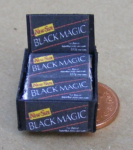 Puppenhaus Black Magic Pralinen in einer Vitrine Miniatur Maßstab 1:12 Tumdee - Bild 1 von 6