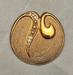 VTG Gold Tone Textured Swirl Brooch Pin Signed Venue USA Faux Pearl Rhinestones - Picture 1 of 2