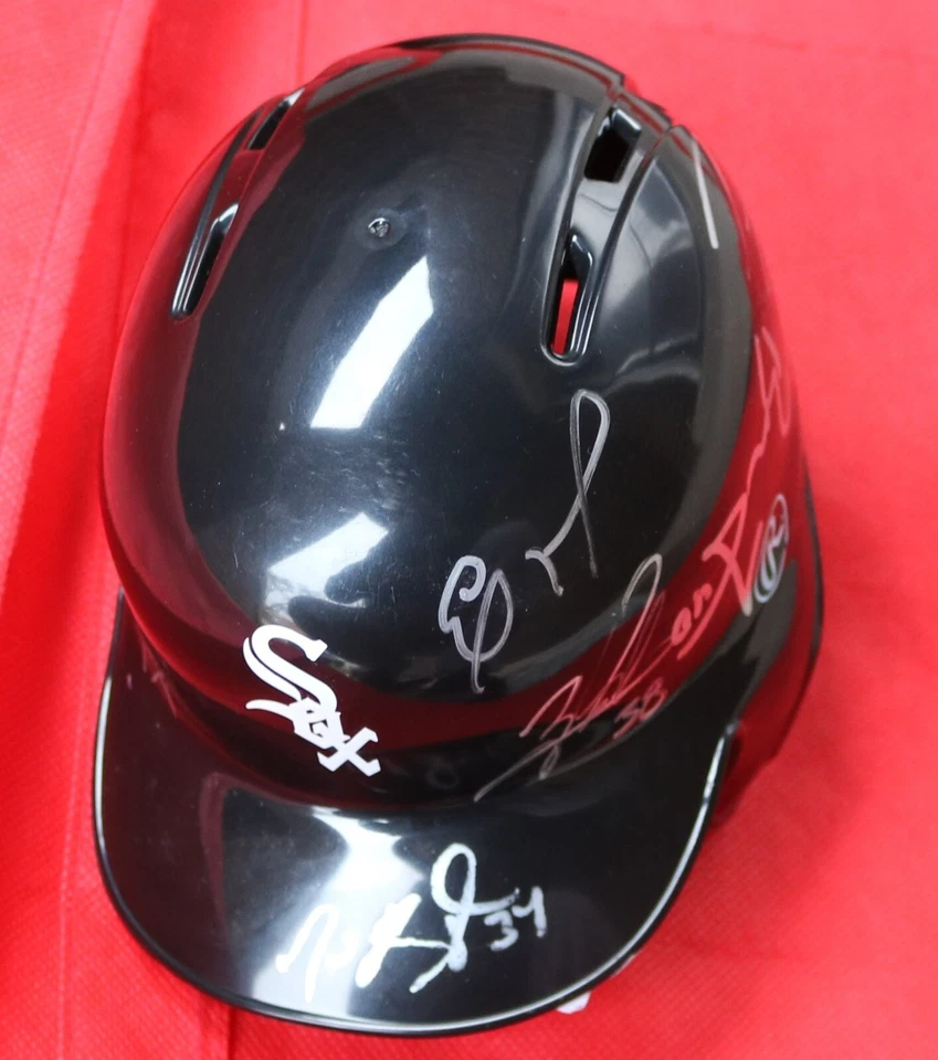 Minicasco de béisbol firmado autografiado por jugadores de los Medias Blancas de Chicago Foto 1 de 4