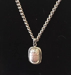 Collana con ciondolo scarabeo revival egiziano vintage con geroglifici 30” 29 grammi peso - Foto 1 di 15