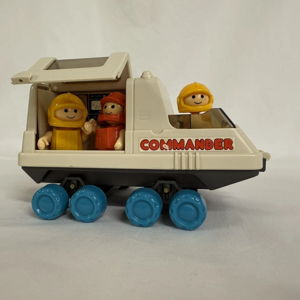 1984 Lil Playmates Space Station Commander Vehicle 04 Vintage Toy w/ 3 figures - Image 1 of 4