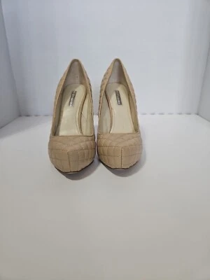 Hermosos tacones de aguja acolchados/acolchados crema de la generación BCBG. Sin arañazos.  Foto 1 de 4