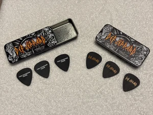 2 versiegelte Dosen mit Def Leppard Tour VIP Gitarren-Plektren - Bild 1 von 3