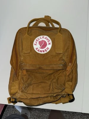 Mini Mochila Fjallraven Kanken Ocre Exterior Camping Senderismo Mochila Amarilla Foto 1 de 3