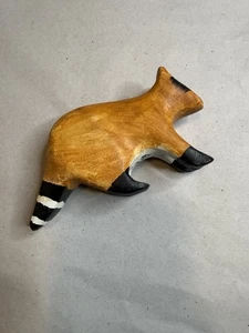 FIGURINA PROCIONE ARTE POPOLARE LEGNO INTAGLIATO FIRMATA DALL'ARTISTA TED NICHOLS 2001 - Foto 1 di 14