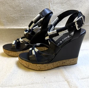 Juicy Couture Damen-Plateausandalen Keilabsatz Größe 7 1/2 schwarz silber Leder Kork - Bild 1 von 8