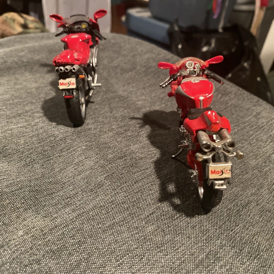 Maisto Red DuCati and Red MvAgusta Models 1:18 Die Cast Motorcycle - Image 1 of 4