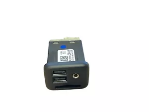 Center Console Auxiliary Jack Dual USB SD Card Port GM OEM 22990883 - Picture 1 of 3