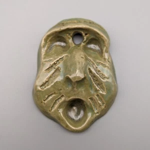 Vintage 1993 Keramik Gesichtsmaske Anhänger 3"" x 2,25"" seltsame grüne Maske - Bild 1 von 12