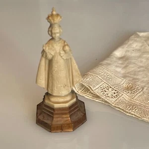 Estatua de plástico del Niño Jesús de Praga de 4" sobre base icono religioso dorado y crema - Imagen 1 de 3