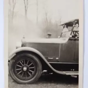 Istantanea fotografica frontale di un'auto parcheggiata sull'erba - Foto 1 di 3
