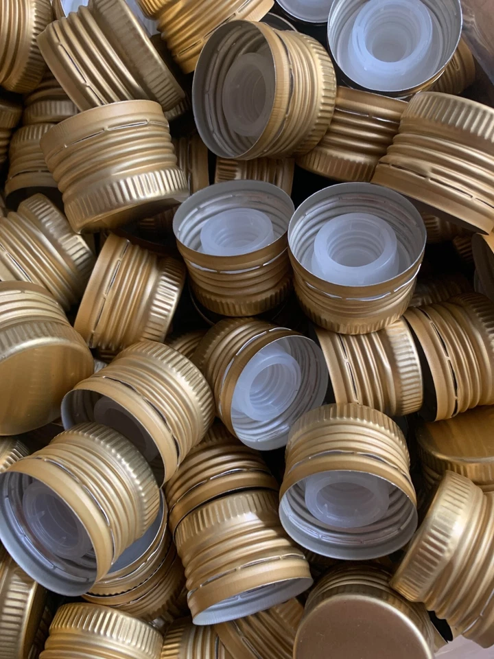 - SENZA MARCA/GENERICO – N°100 TAPPI A VITE PREFILETTATI IN ALLUMINO CON SALVAGOCCIA PER OLIO COLORE ORO
