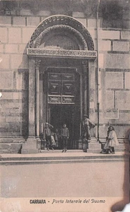 32-19) CARTOLINA  CARRARA PORTA LATERALE DUOMO ANIMATA BAMBINI - Bild 1 von 2