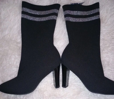 Botas pretas no tornozelo meia bota 2 listras metálicas prata salto alto tamanho 7,5 M feminina - Imagem 1 de 4