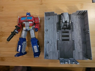 Transformers Earthrise Optimus Prime Leader Class - Image 1 of 3