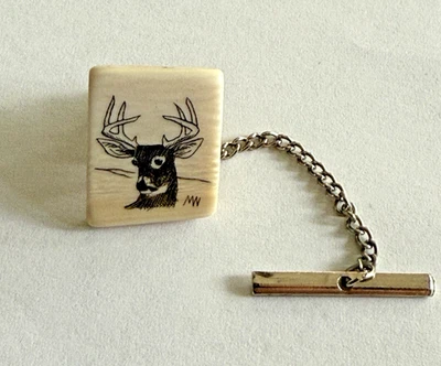 Scrimshaw Resina Ciervo o Buck Tie Tack o Solapa Pin Acero Inoxidable Firmado MW Nuevo Foto 1 de 4