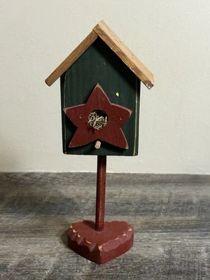 Casa de pássaros decorativa de madeira com estrela vermelha - Imagem 1 de 4