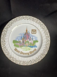 Vintage Walt Disney World Commemorative Plate With Cinderella Castle Design & Go - Picture 1 of 7