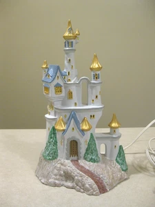 Castillo de pueblo iluminado de cerámica vintage multicolores pintado a mano 1995 en muy buena condición - Imagen 1 de 16