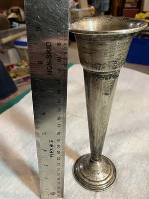 "Florero rosa con pedestal ponderado de plata de ley * pequeñas abolladuras* 8 1/2"" de alto" Foto 1 de 4