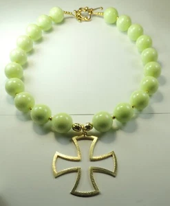Collar Crisoprasa Limón Audaz con Declaración de Cruz Joyería Artesanal - Imagen 1 de 1