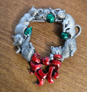 "JJ" Jonette Jewelry Silver Pewter 'WREATH of Cats' Christmas Pin - Picture 1 of 4
