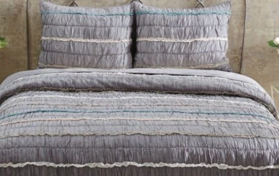 Edredón acanalado reina 3 piezas marcas VHC y 2 fundas VOLANTES ENAGUA ~ Nuevo con etiquetas Foto 1 de 3