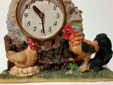 Quartz Mantel-Desk-Shelf CLOCK Ceramic/Porcelain COUNTRY ROOSTERS AA-Battery Cover