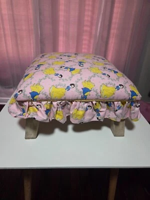 Banqueta branca de neve rosa, azul e amarelo ou cama de gato ou banquinho infantil - Imagem 1 de 4
