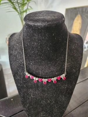 Collar Firmado Givenchy Corazón Rojo Tono Cristal Y Gomatal Foto 1 de 4