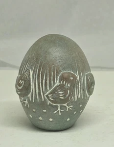 Scultura uovo di Pasqua Isabel Bloom con pulcini bambino - decorazione primavera vintage firmata - Foto 1 di 6