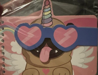 🌟 Cuaderno pequeño con un unicornio Pug y gafas en forma de corazón 🌟  Foto 1 de 2