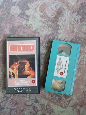 The Stud Vhs Video Gems Joan Collins Oliver Tobias Jackie Collins Erotica 1970's - Immagine 1 di 4