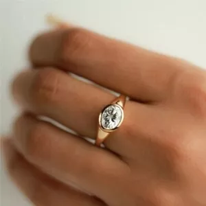 Juego de bisel solitario de este a oeste anillo de aniversario de moissanita forma ovalada de 1,50 quilates - Imagen 1 de 2
