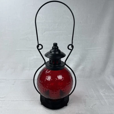 Linterna de batería de vidrio rojo de colección mango de metal negro 8,5" floral en relieve Foto 1 de 4