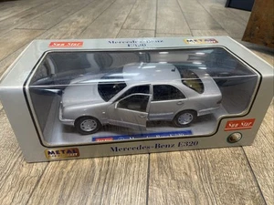 Sun Star Mercedes Benz E-Klasse E320 1:18 silber - Bild 1 von 6