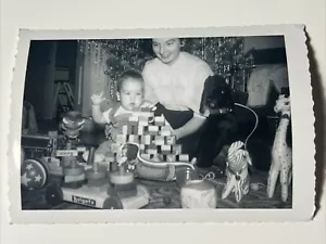 Primera foto de NAVIDAD de bebé de colección de los años 50 primer juguete caniche negro - Imagen 1 de 8