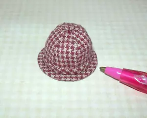 Cappello uomo in miniatura bordeaux/abbronzato con pied de poule a tesa stretta: CASA DELLE BAMBOLE 1:12 - Foto 1 di 1