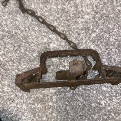 triumph easy set trap #3x With Teeth And Chain Vintage Steel - Image 1 of 4