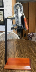 "Juego de mesa abrebotellas de vino Legacy de 24"" de alto sacacorchos de latón con brazo de acero" - Imagen 1 de 5