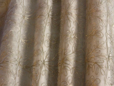 Bordado plateado sobre tela de organza 100 % seda blanca 44" de ancho, por yarda (EB-954) Foto 1 de 2