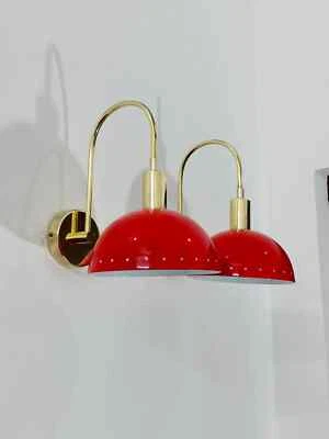 Par de apliques de pared de latón con cuello de cisne - Lámparas de iluminación modernas rojas de mediados de siglo Foto 1 de 4