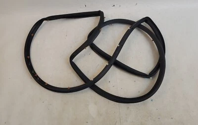 2014-2018 Chevrolet IMPALA GM OEM LEFT/DRIVERS REAR-Door Weather Strip 84234950 - Imagem 1 de 4