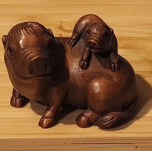 Estatuilla japonesa de boj Netsuke juguetona mamá cerda con bebé cerdo, 1,5" L - Imagen 1 de 11