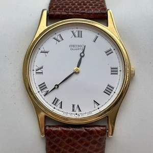 Orologio Seiko Vintage Uomo Quadrante Bianco Tono Oro Tondo 5Y30-7A71 32mm Romano - Nuovo Batt - Foto 1 di 10